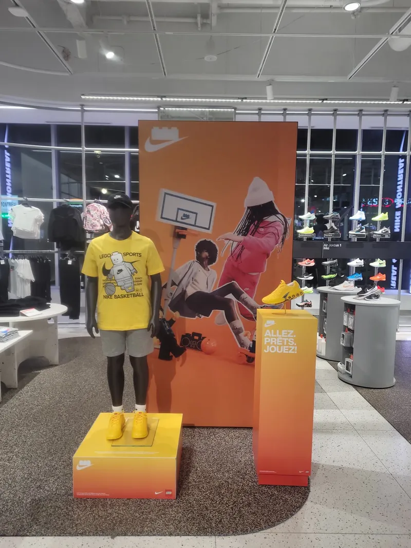 Présentoir Nike x LEGO