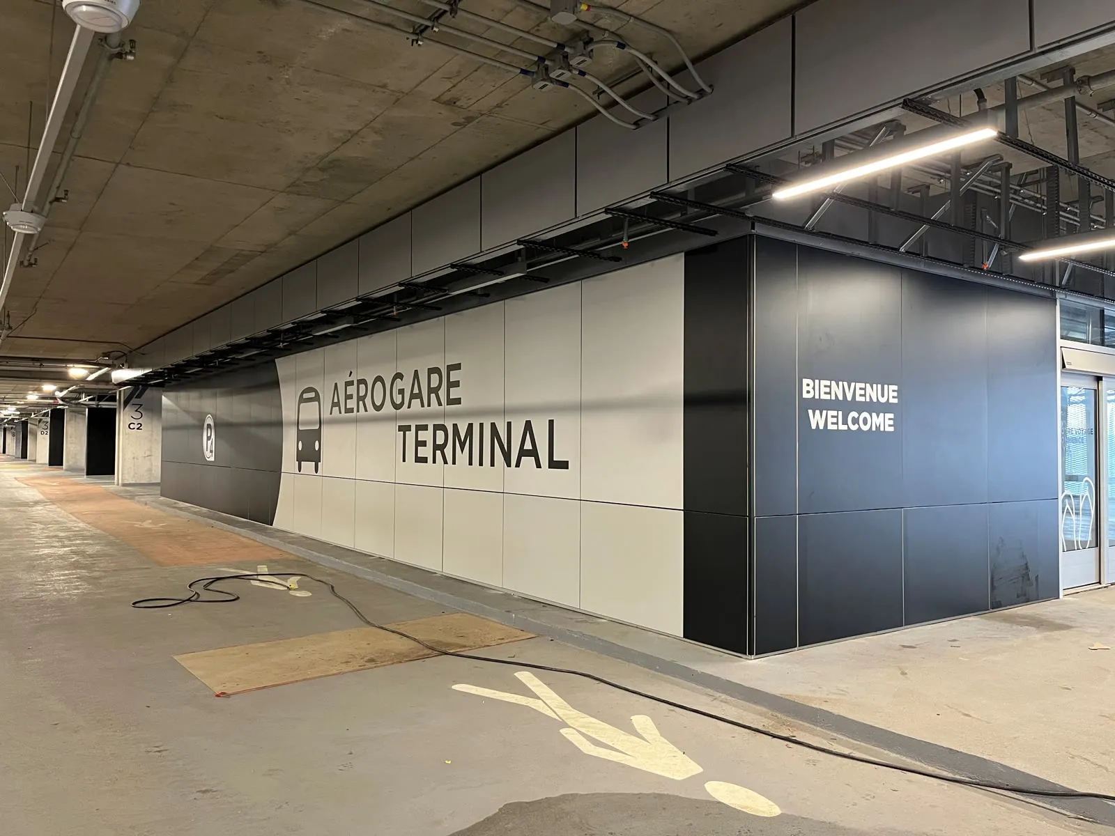 Habillage mural à l'aérogare de Montréal