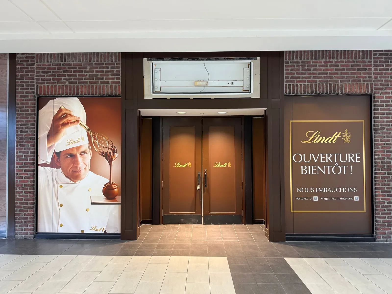 Vitrine de magasin Lindt habillée pour une ouverture